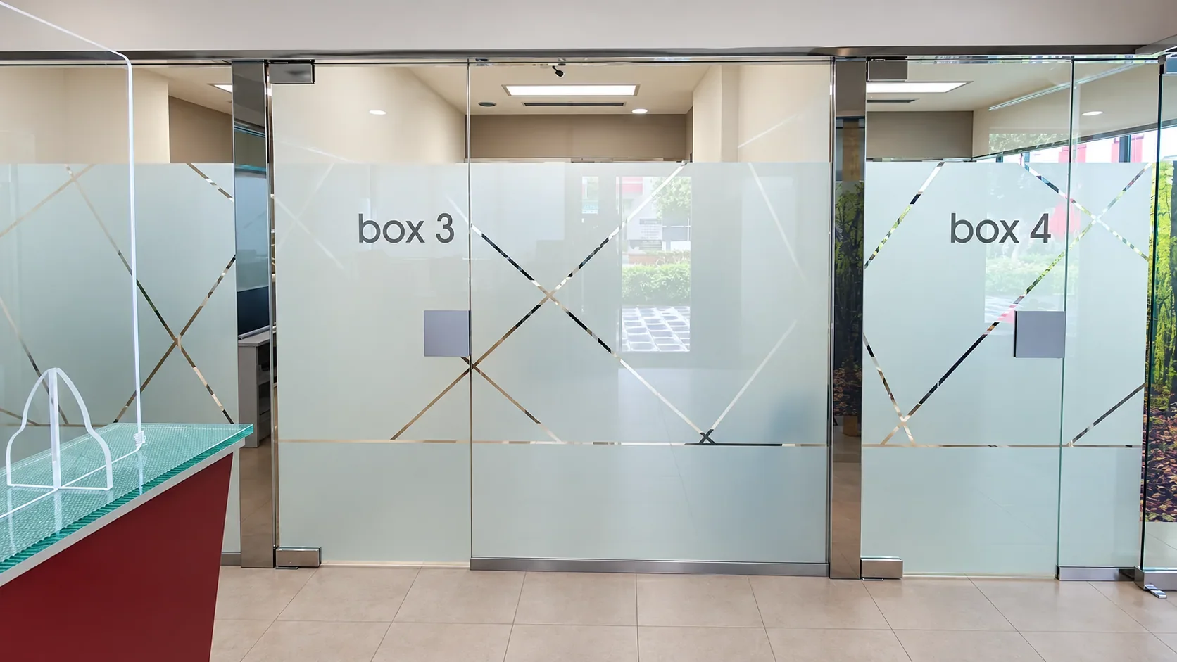 Portes interiors de vidre amb gràfica translúcida i números de box
