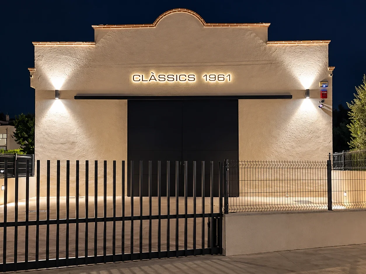 Rètol lluminós de Clàssics 1881 vist de nit