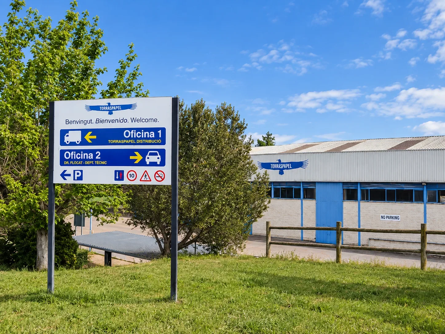 Senyal direccional blava en un recinte exterior