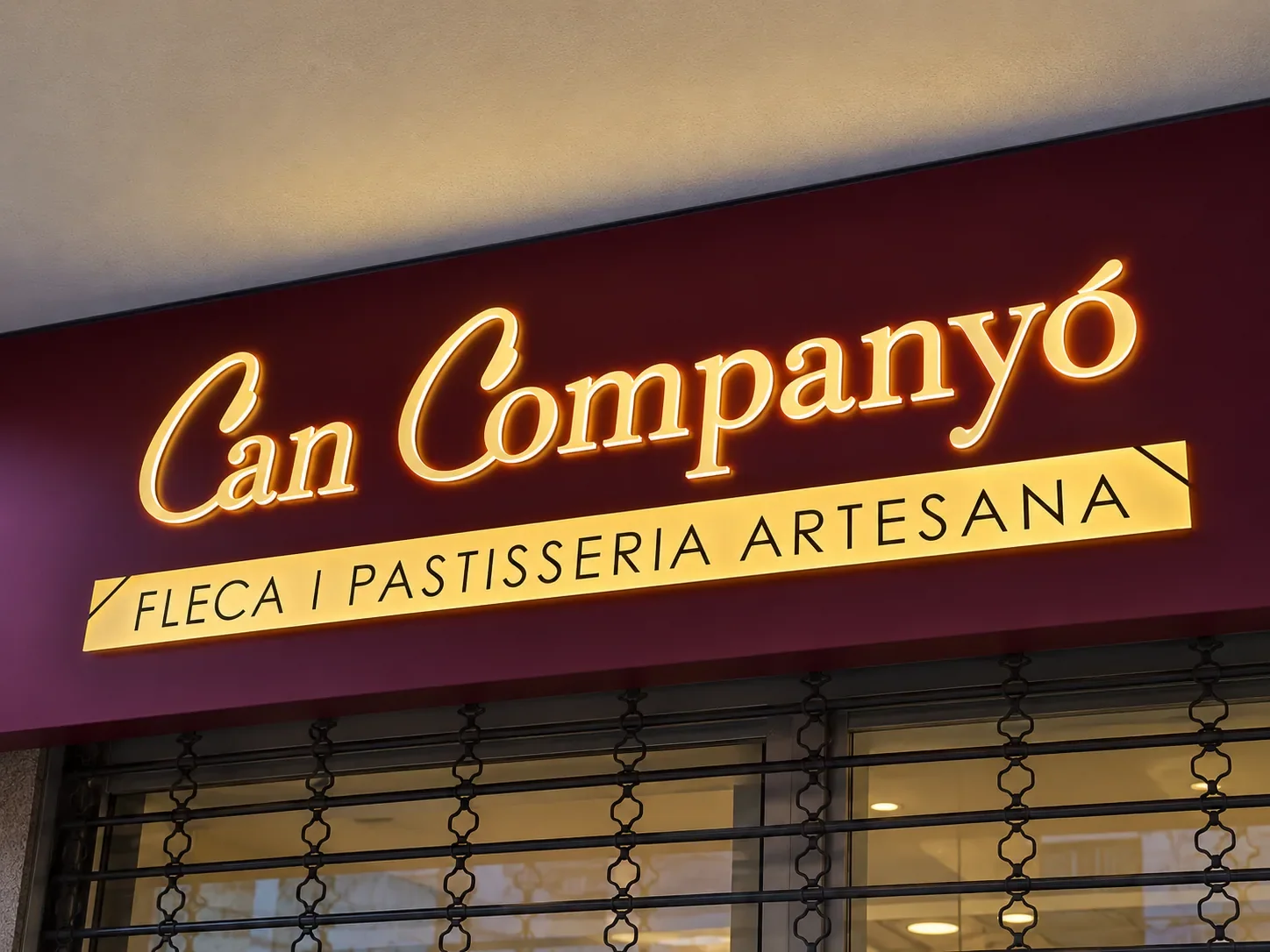 Rètol il·luminat de Can Companyó