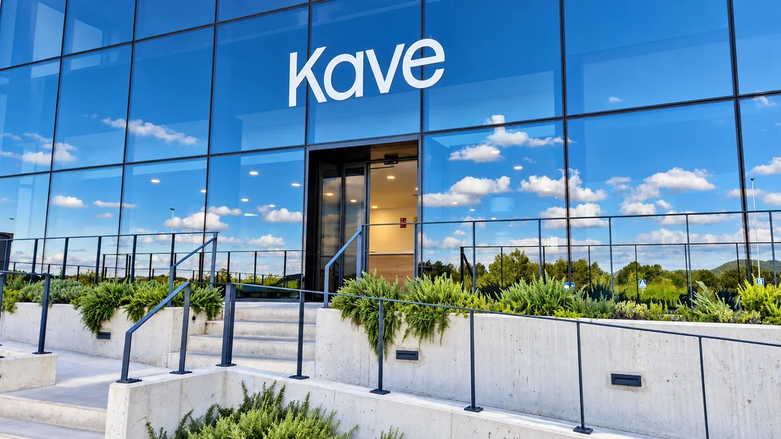 Façana de Kave Home amb rètol blanc
