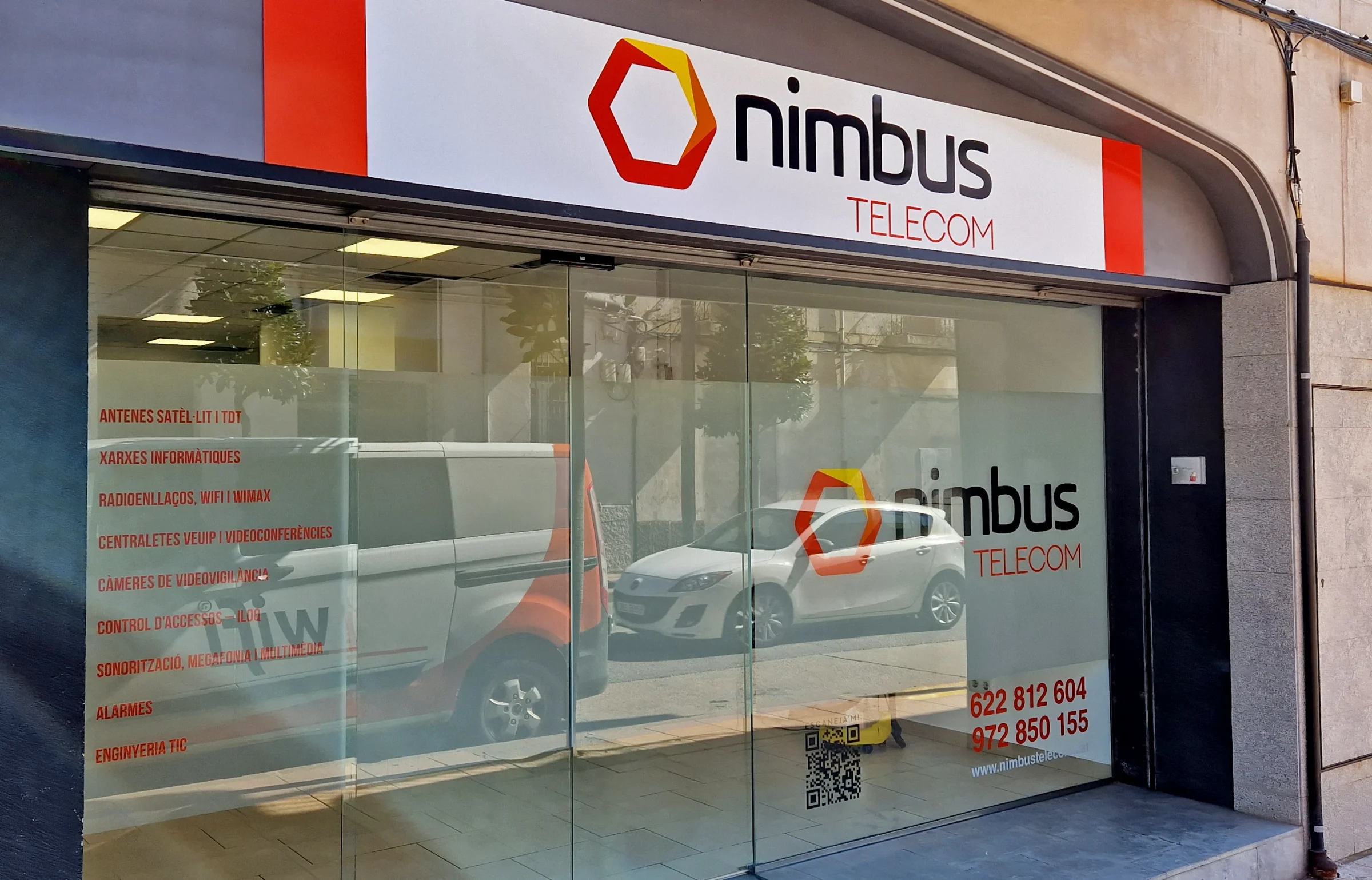 Botiga de Nimbus Telecom amb gràfica sobre els vidres