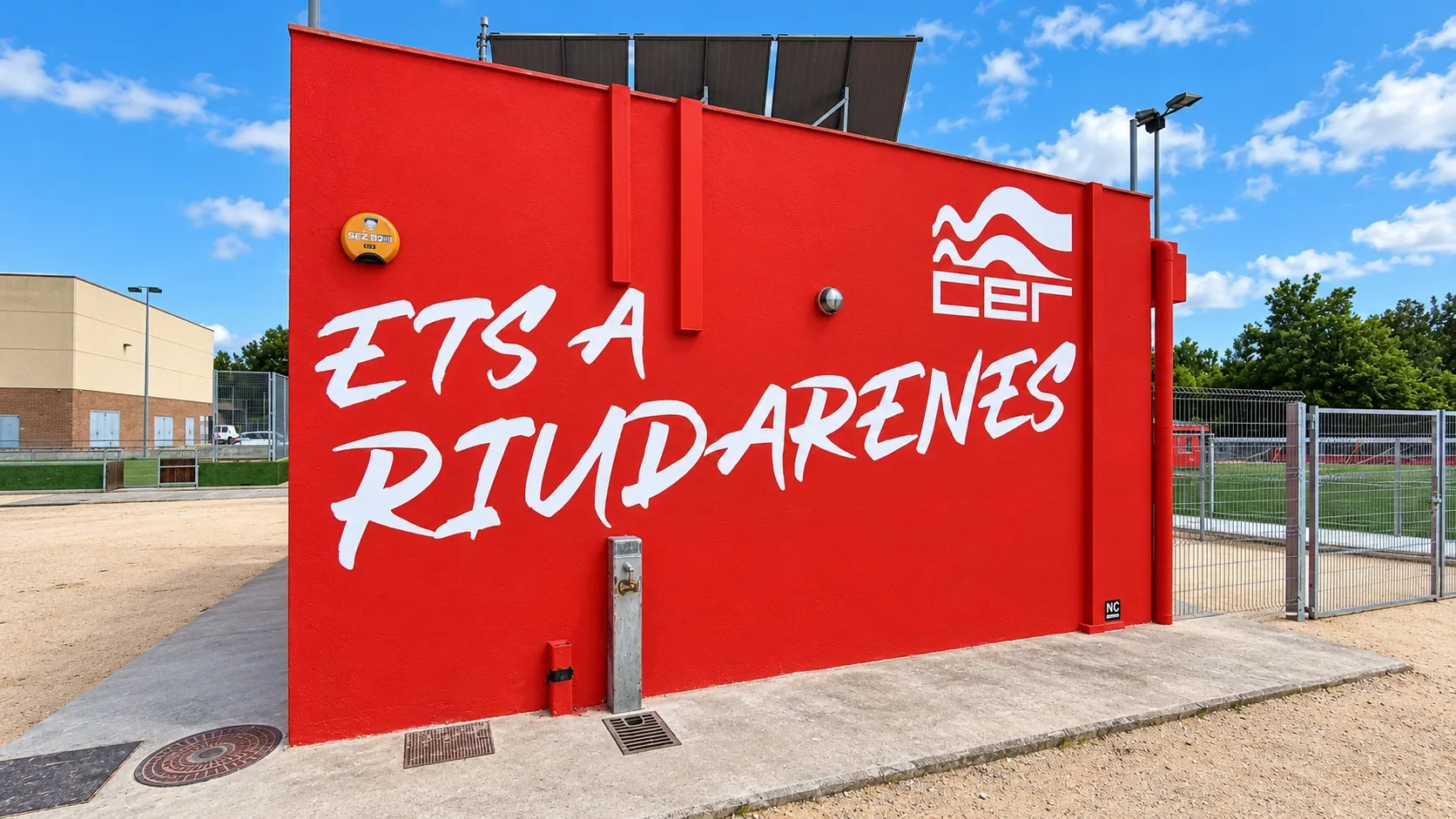 Gran rètol vermell «Ets a Riudarenes»