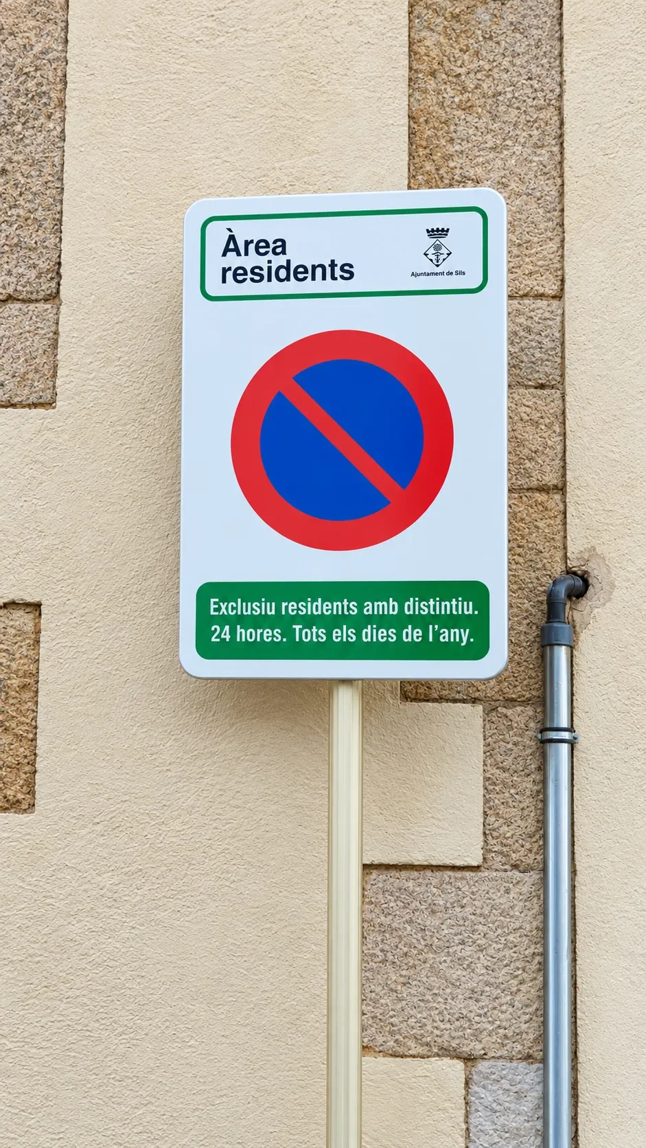 Senyal municipal de Sils en una zona residencial