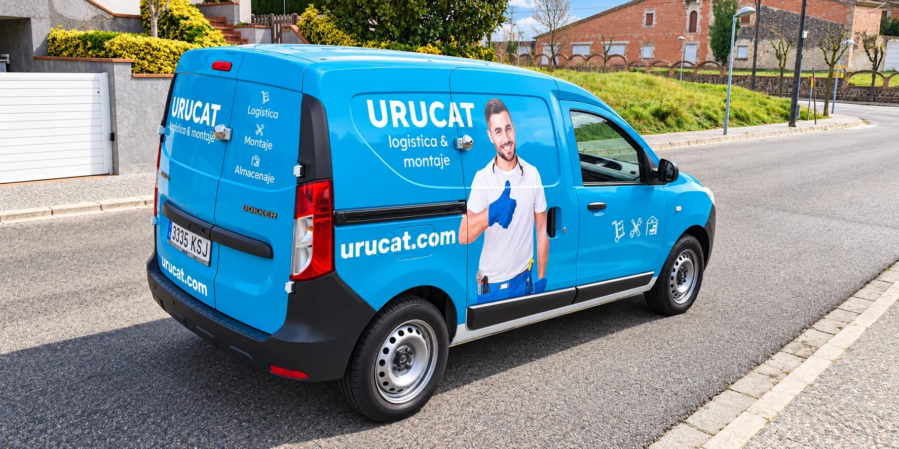 Furgoneta blava d’Urucat amb gràfica aplicada