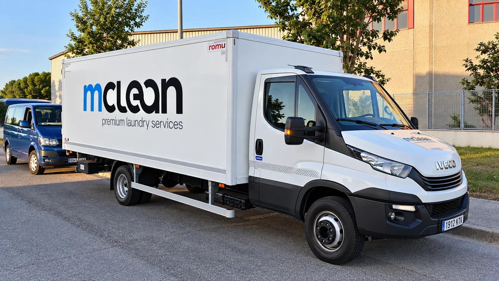Camió blanc de McLean amb gràfica lateral