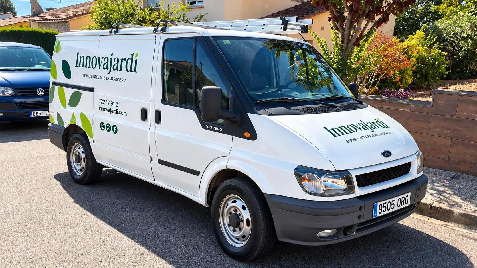 Furgoneta blanca d’Innovajardí retolada