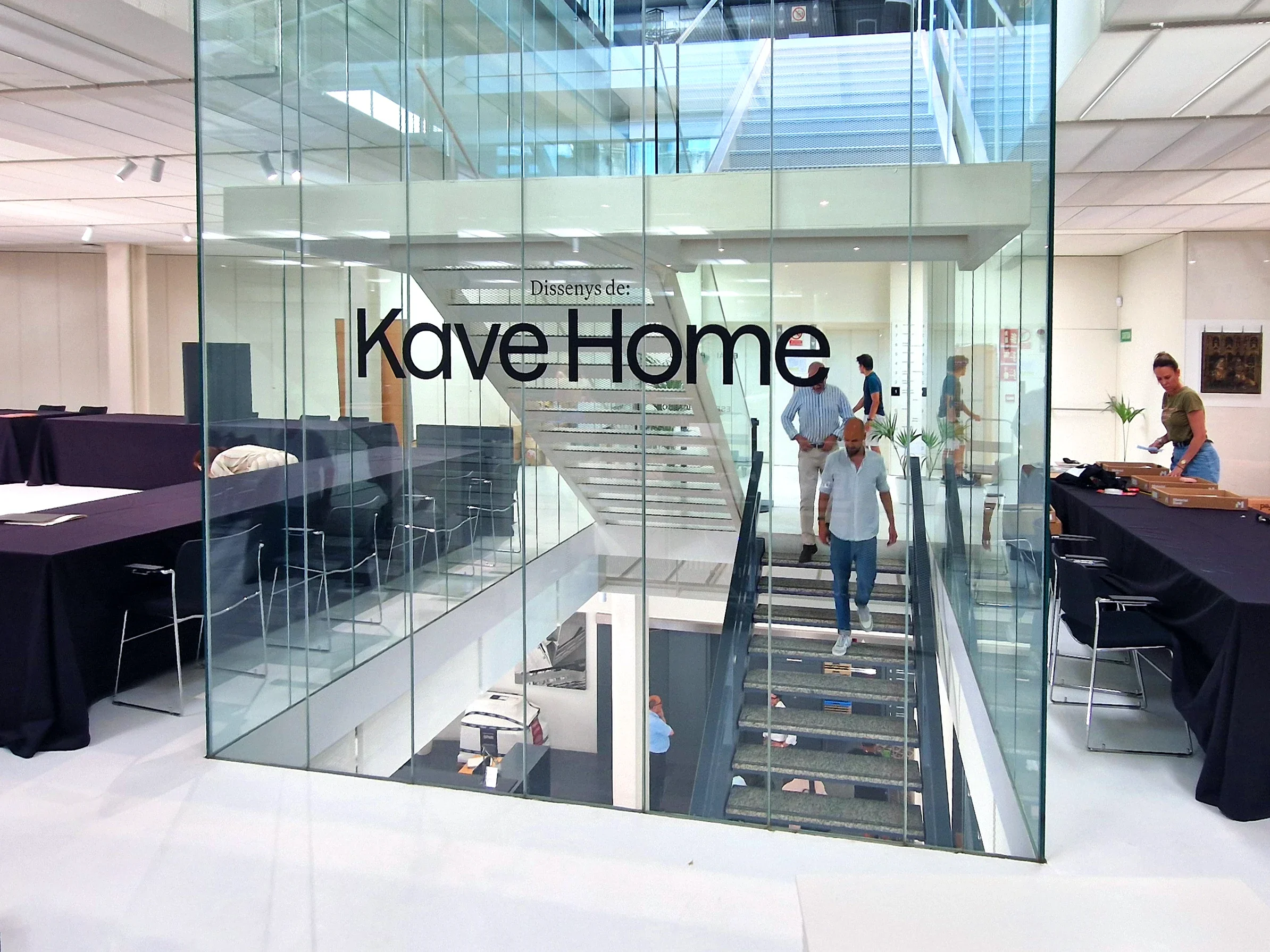 Logotip de Kave Home aplicat a un tancament de vidre interior